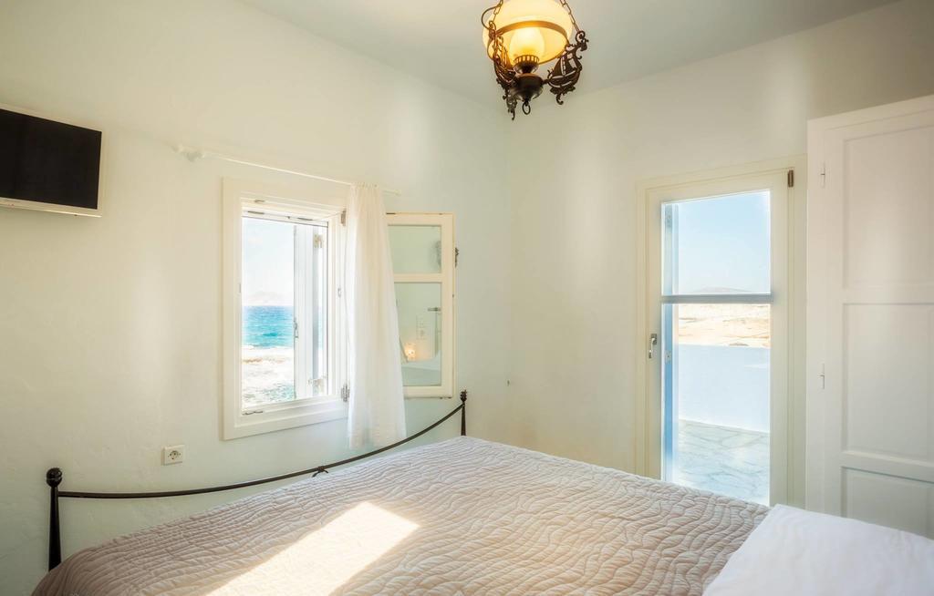 Traditional Waterfront House Mandrakia Room photo