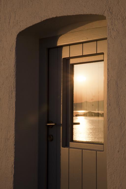 Traditional Waterfront House Mandrakia Room photo