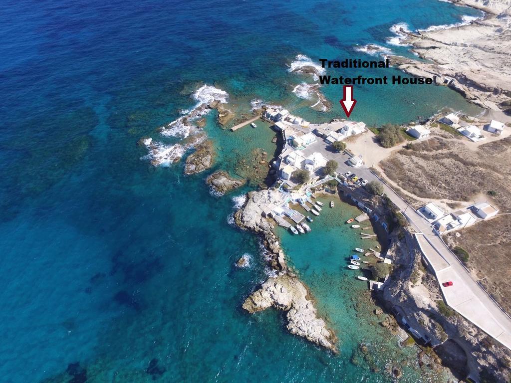 Traditional Waterfront House Mandrakia Room photo